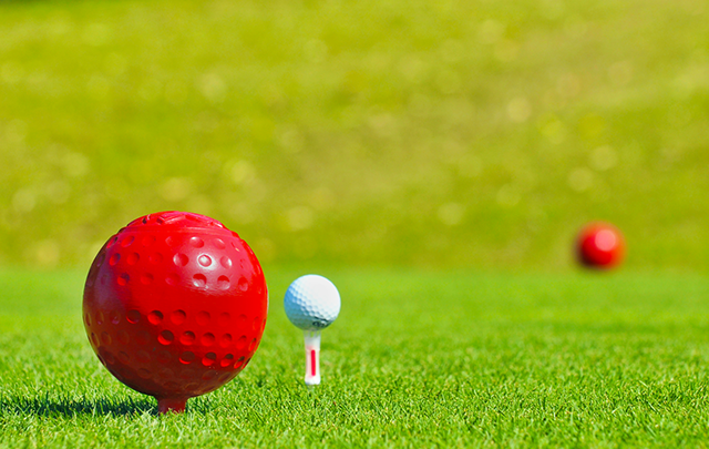 2点間を目で追う練習のためのティーイングエリアを指し示す2つの赤いマーカーの画像