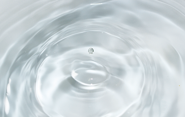 浸透を象徴する水溶液の波紋の画像