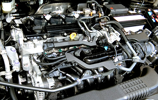 自動車のエンジンを間近で見ている画像