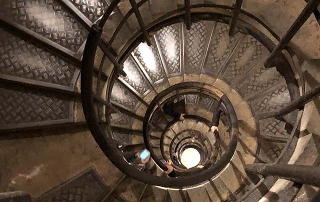 めまいするような高さから古い螺旋ん階段を見下ろしている画像