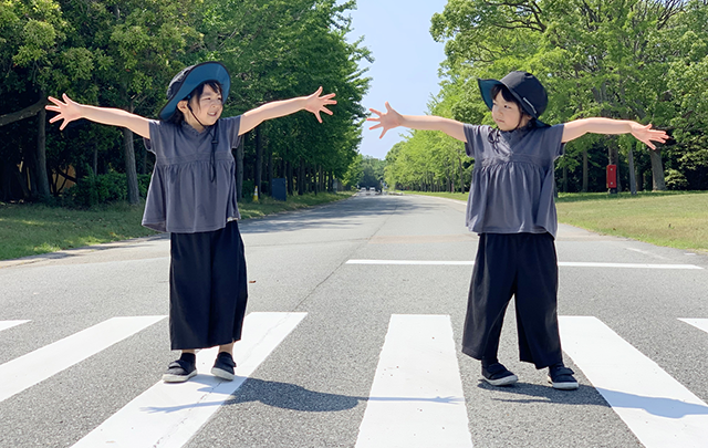 二人の男の子が砲弾歩道の真ん中で手を広げて自分の場所を確保すしている画像