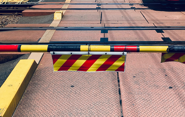 踏切の遮断機が降りている状態のの画像