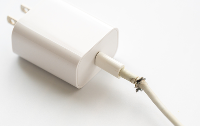 充電器用のコンセントのコードが断線している画像