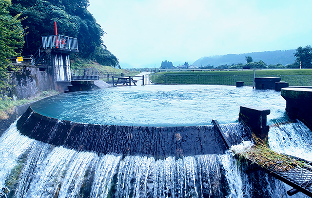 大きな円盤の中央から湧きたつ噴水の画像
