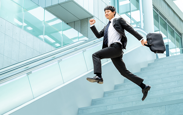 都会の近代的な階段を軽火器にど美は寝ているビジネスマンの画像