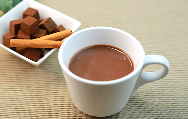 カップのココアとお菓子のセットの画像