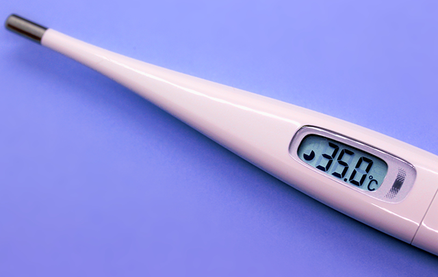 平熱よりも低い体温を示す体温計の画像