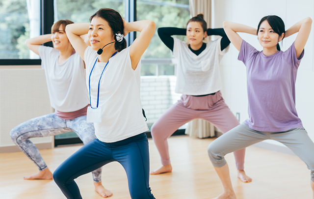 室内でエアロビクスをする4人の女性たちの画像