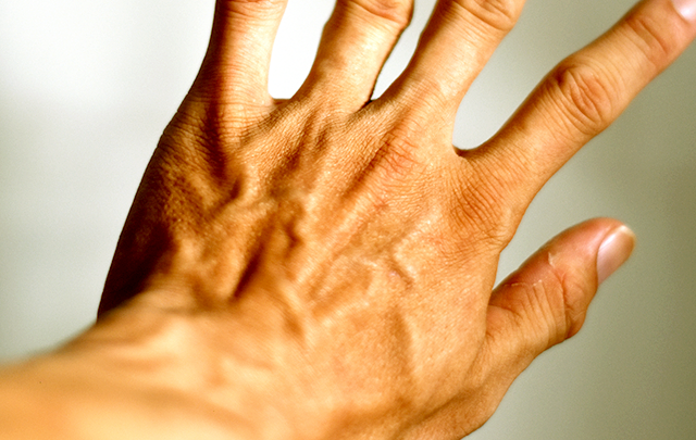 嫌韓が浮き上がっている男性の左手の手の甲のアップ画像