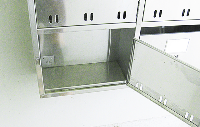 空の郵便受けの中の画像