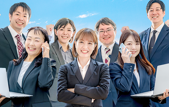 多くのビジネスピープルがやる気を出してこちらに向かってきそうな画像