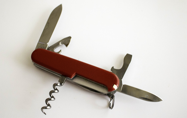 多目的に使えるアーミーナイフの画像