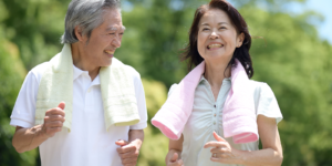 公園を散歩する高齢者夫婦のイメージ
