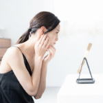 美しい女性が鏡を見ているシーンの写真