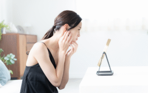 美しい女性が鏡を見ているシーンの写真