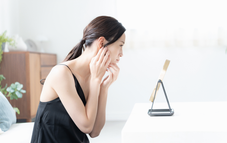 美しい女性が鏡を見ているシーンの写真