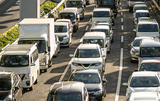 高速道路状で車が渋滞している画像