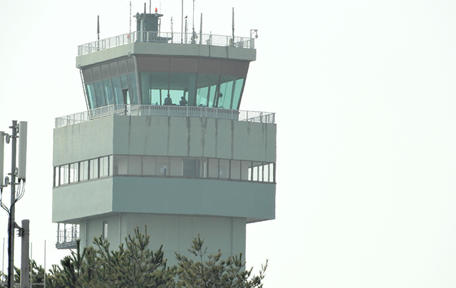 飛行場の情報を統制する管制塔の画像