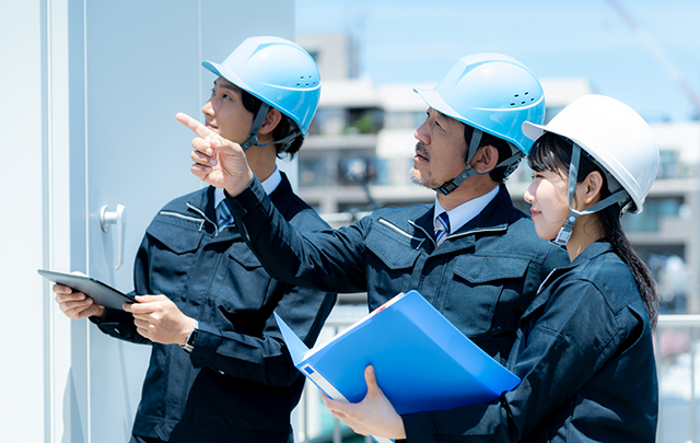 建設現場で上司が部下に指示を与えている画像