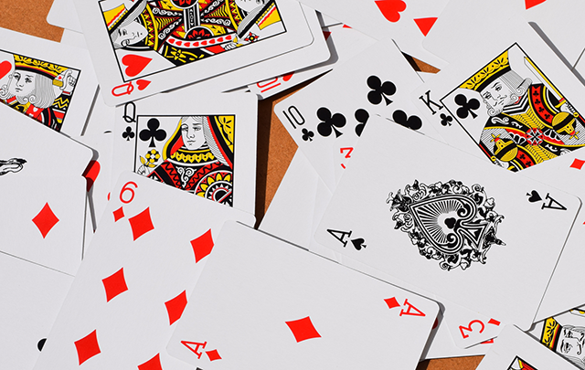 トランプのカードがバラバラに散らばった様子の画像