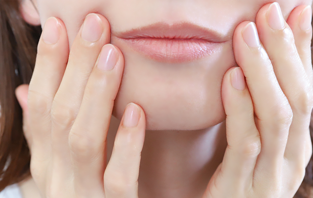 女性の口周りの顔をアップした画像