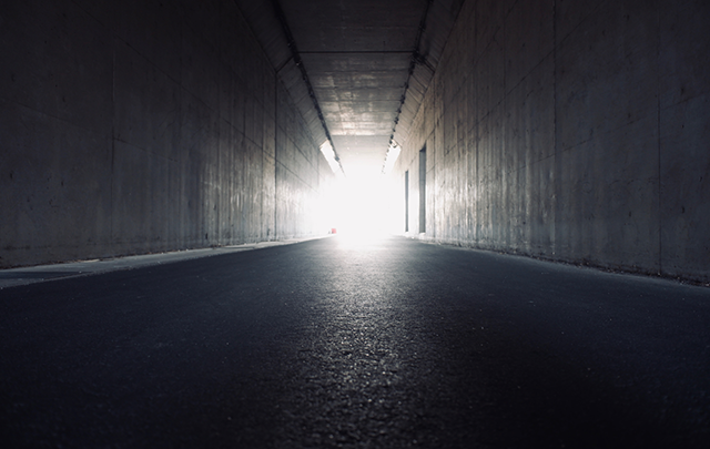 トンネルの先に見える出口の光の画像