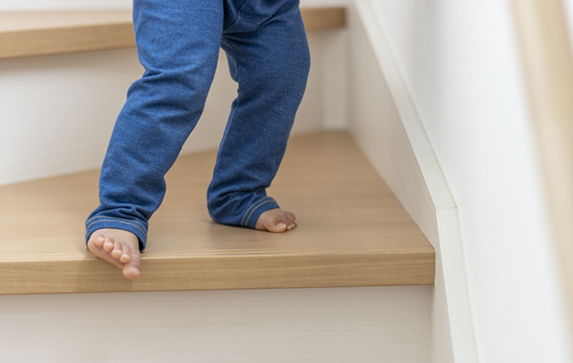 用事がゆっくりと階段の段差をクリアしている画像