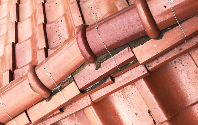 瓦屋根のかわらがずれている画像