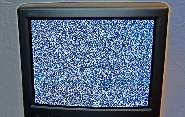 ブラウン管の画面が砂嵐状になって乱れている画像