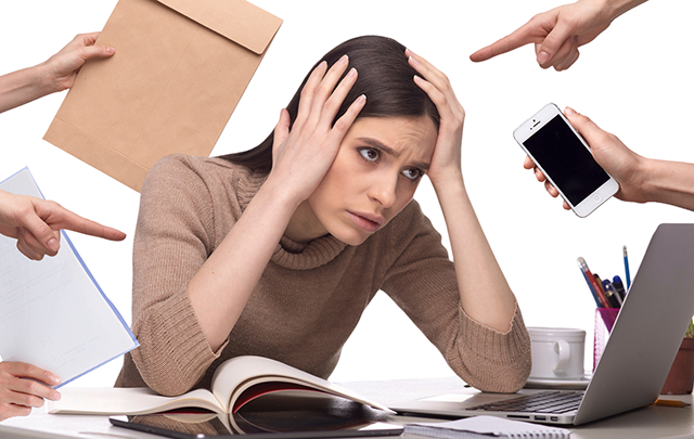 何本もの周囲からの指差しで仕事を命じられて忙しくさをイメージした画像