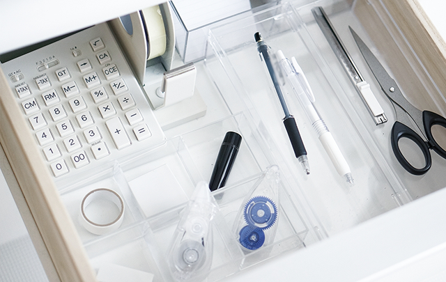 デスクの引き出しの中の文具がちゃんと整理された画王