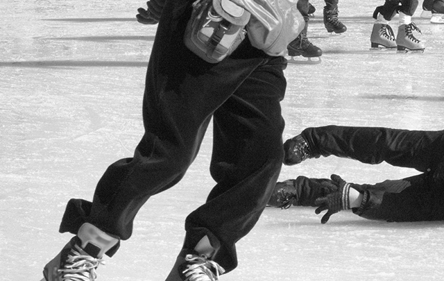 スケートで転ぶ人の画像
