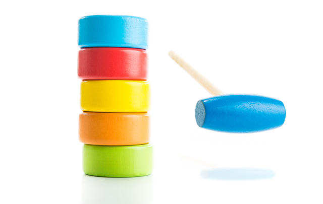 積み上げられた積み木で構成されただるま落としの画像