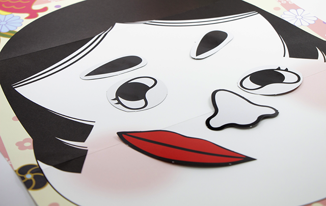 福笑いの顔を出人している途中の画像