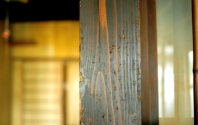 和室が奥に見える大黒柱の画像