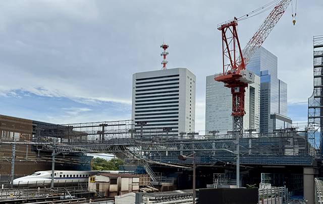 都会の構想ビルを背景に解体作業が進むビルの解体現場の画像