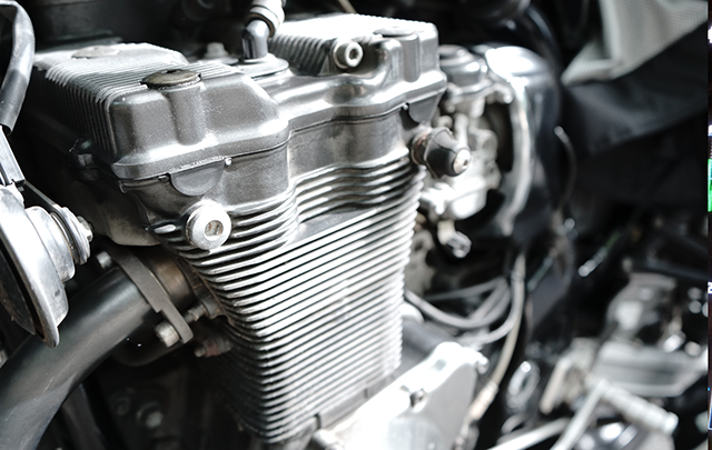 バイクのエンジンのピストンカバー部分クローズアップ画像