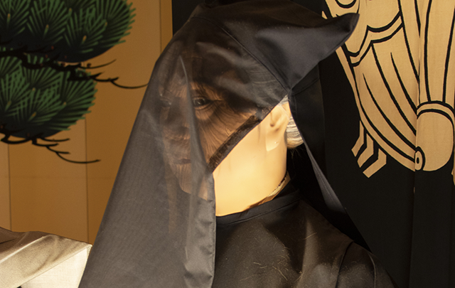 舞台で黒子として働く女性のアップ画像