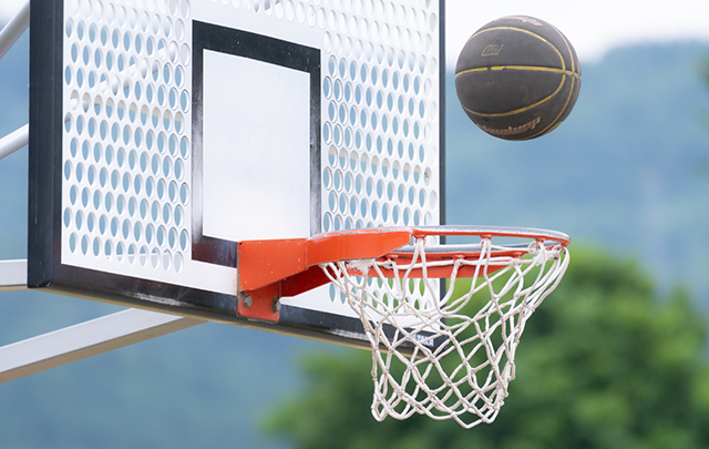 バスケットのゴールにダイレクトに入るボールの画像