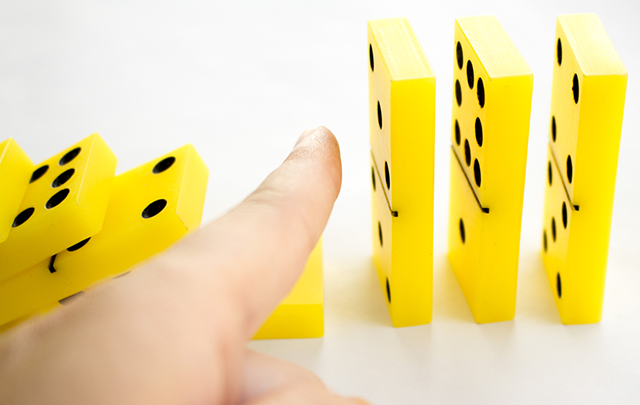 ドミノ倒しゲームをしている女性の手のアップ画像