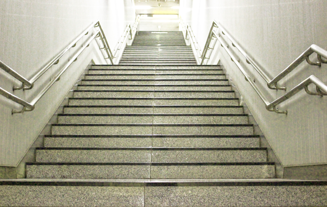 上方に聳える長い階段の画像