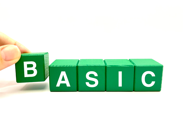 テーブル上に「BASIC」とブロックが並んでいる画像