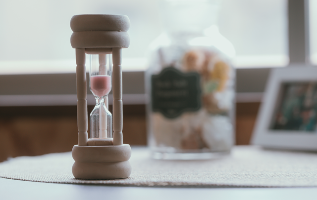 リビングの絵tーブルに砂時計が時を刻んでいる画像