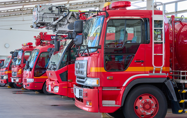 出動待機している消防車の隊列の画像