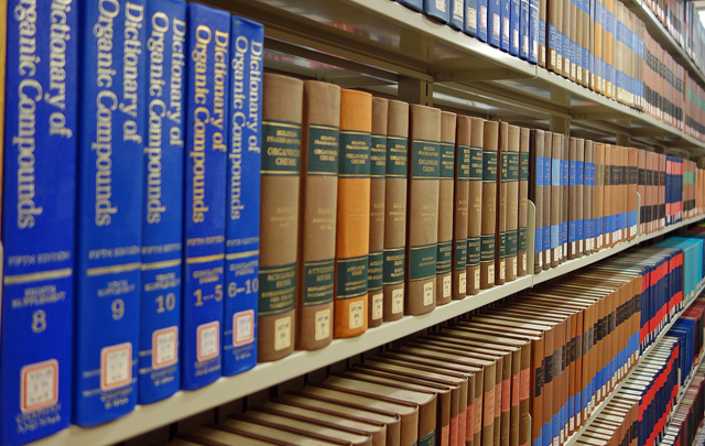 整然と並ぶ図書館の本棚の画像