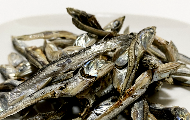 カルシウム摂取を代表する食品の山とつまれた煮干しの画像