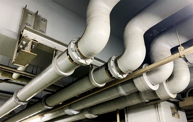 地下室の天井に配置された循環パイプの画像