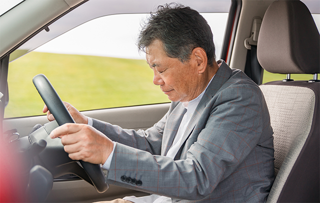 車を運転中に居眠りをしそうになる中年の男性ビジネスピープルの画像