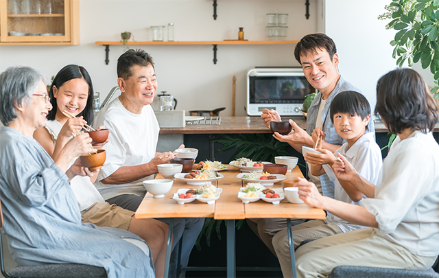 平穏な６人家族団欒の食卓の画像