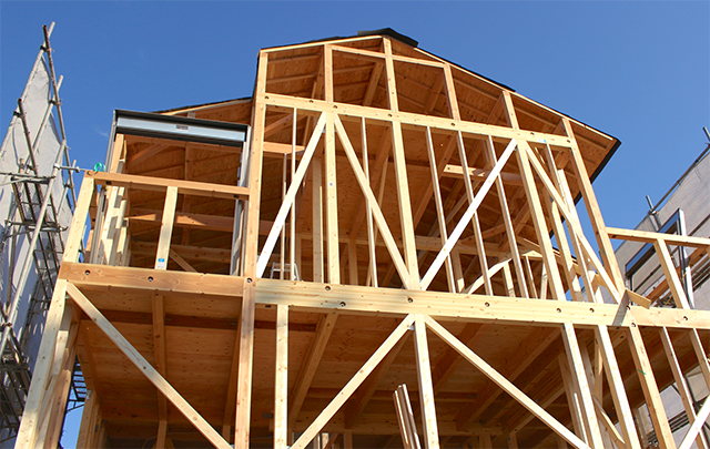 家の構造が露出した建築途中の画像